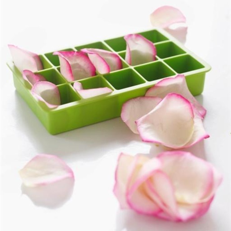 Gelo com pétalas de rosa comestíveis no blog detalhes magicos