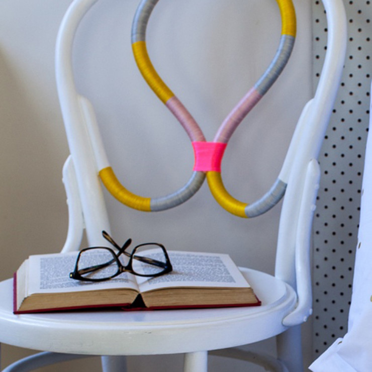 Cadeira bordada no blog Detalhes Magicos